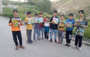 توزیع کتاب کودک و نوجوان توسط اداره ارشاد ازنا در مناطق کم برخودار